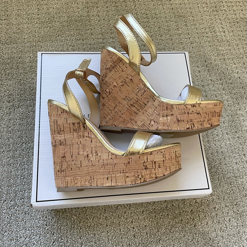 Women’s size 5 brand new in box